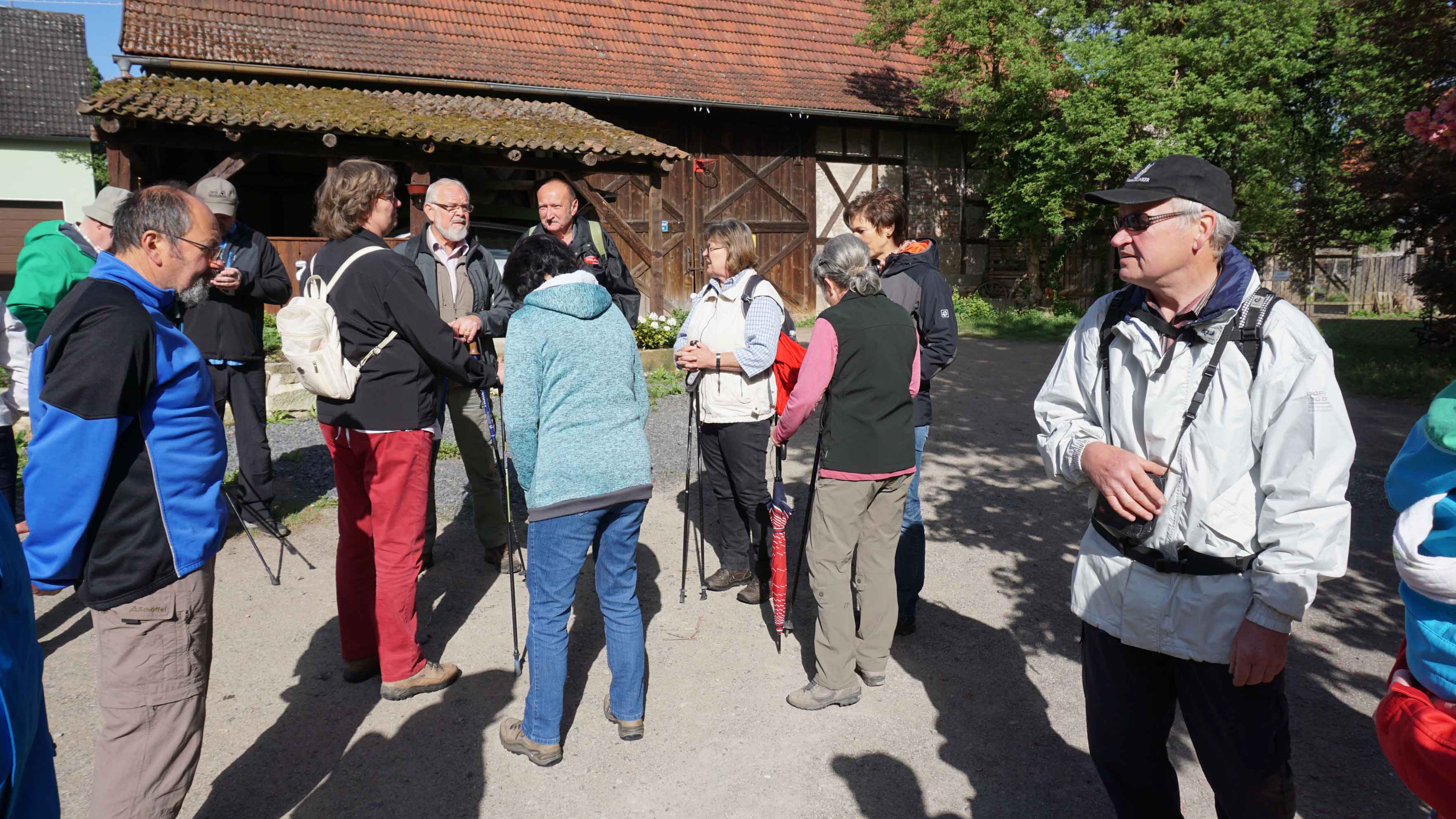 Günter Streng sammelt seine Wanderer zur traditionellen 1. Mai-Wanderung
